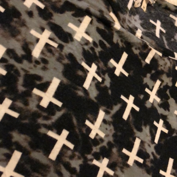 5/$25🖤Tie dye cross crop top - Picture 3 of 5